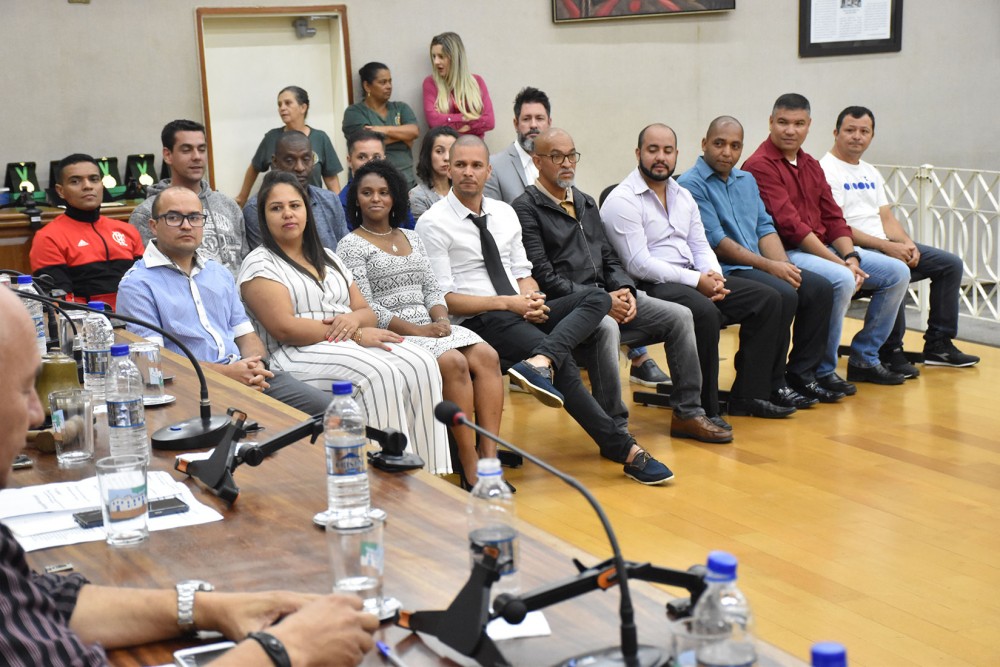 Vereadores e Conselho Regional de Educação Física homenageiam educadores em sessão solene